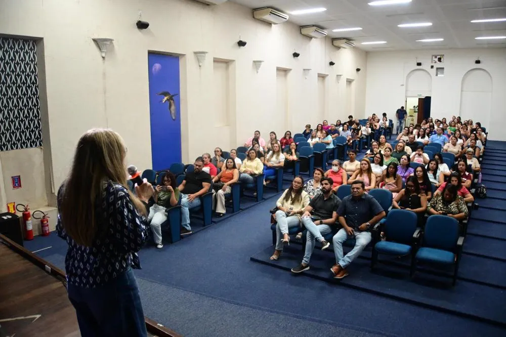 Com presença de escritora internacional Aneida Fulsang, Prefeitura do Assú debate papel de famílias e escolas no acolhimento ao autismo