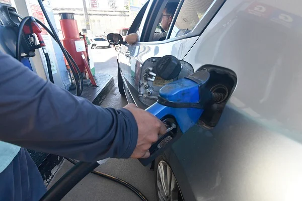 Gasolina sobe R$ 0,30 e diesel R$ 1 em novo reajuste da refinaria Clara Camarão