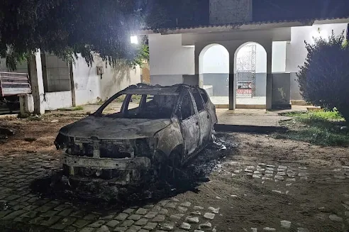 Viatura da Polícia Militar é incendiada durante a madrugada em Jandaíra