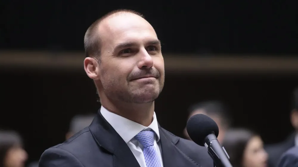 Polícia Federal afasta Eduardo Bolsonaro de cargo de escrivão