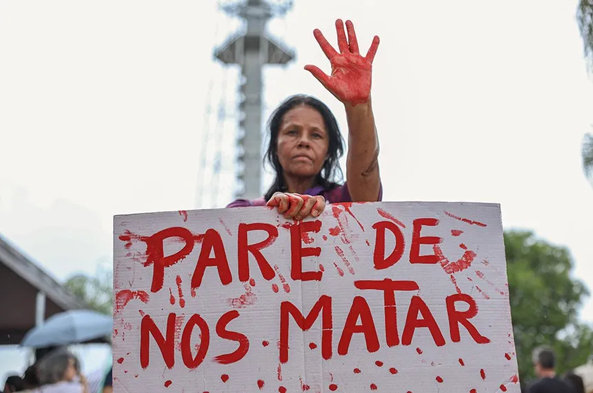 Número de vítimas de feminicídio no Brasil supera em 38% registros oficiais