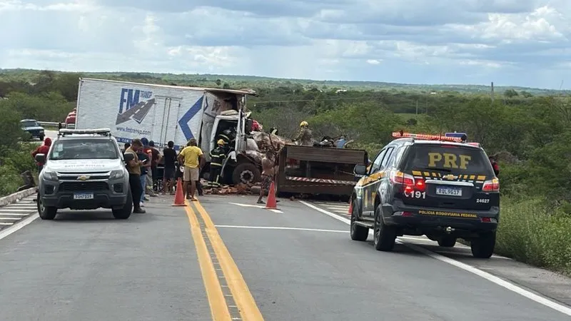 Colisão entre dois caminhões deixa um morto e outro em estado grave na BR-226